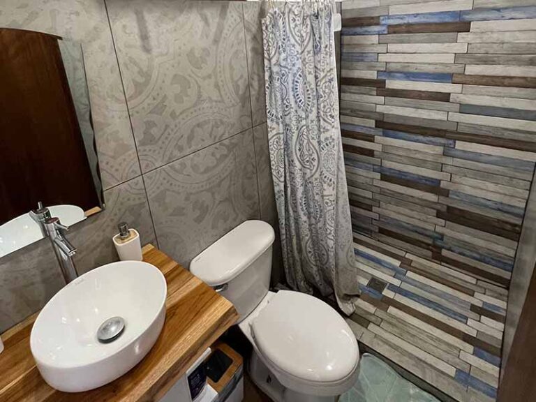 bathroom of studio for rent in punta chame